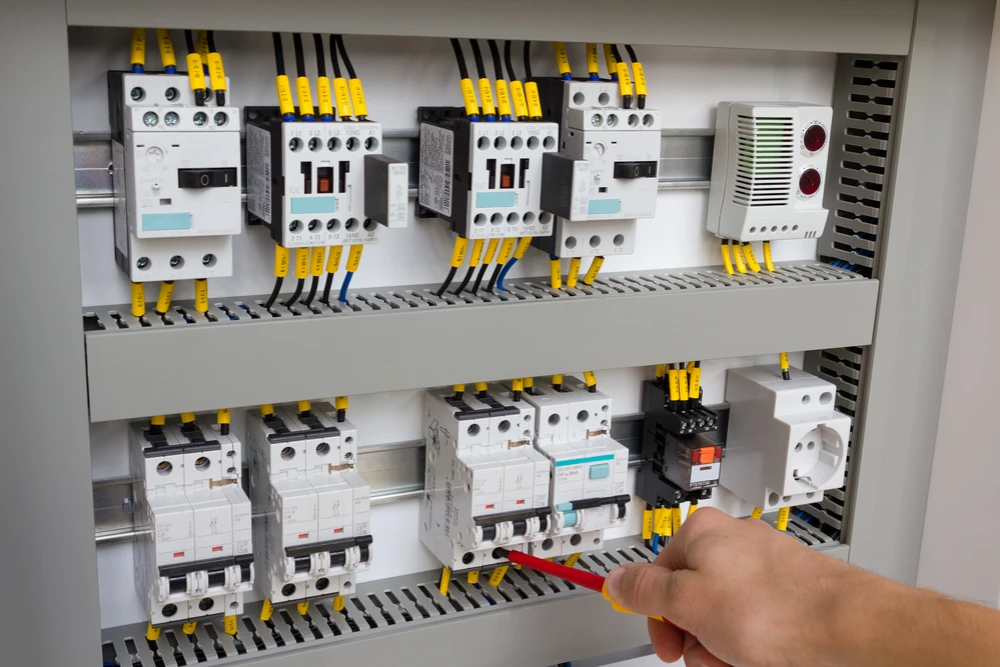 Three-phase switchboard components and wiring